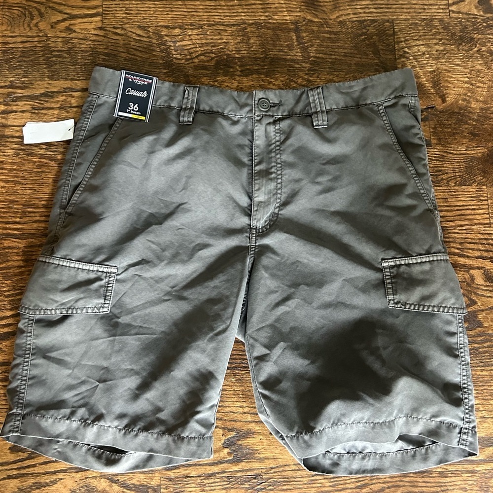 NWT Shorts-Casuals Round Tree & Yorke Size 36 Gray Cargo Straight Fit